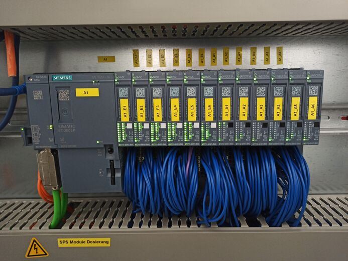 Siemens-SPS im Schaltschrank einer Mischanlage