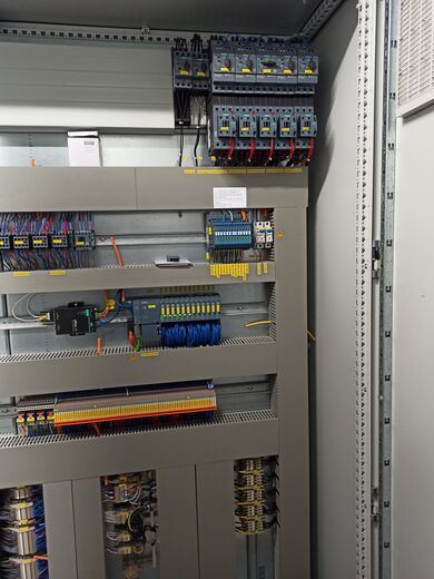 Neu aufgebaute Schaltanlage
