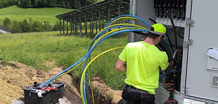 Wechselrichter und Kabelgraben einer Photovoltaik-Freiflächenanlage