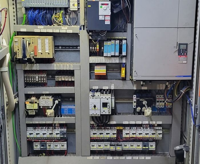 Bestandsschaltschrank einer Mischanlage vor dem Umbau